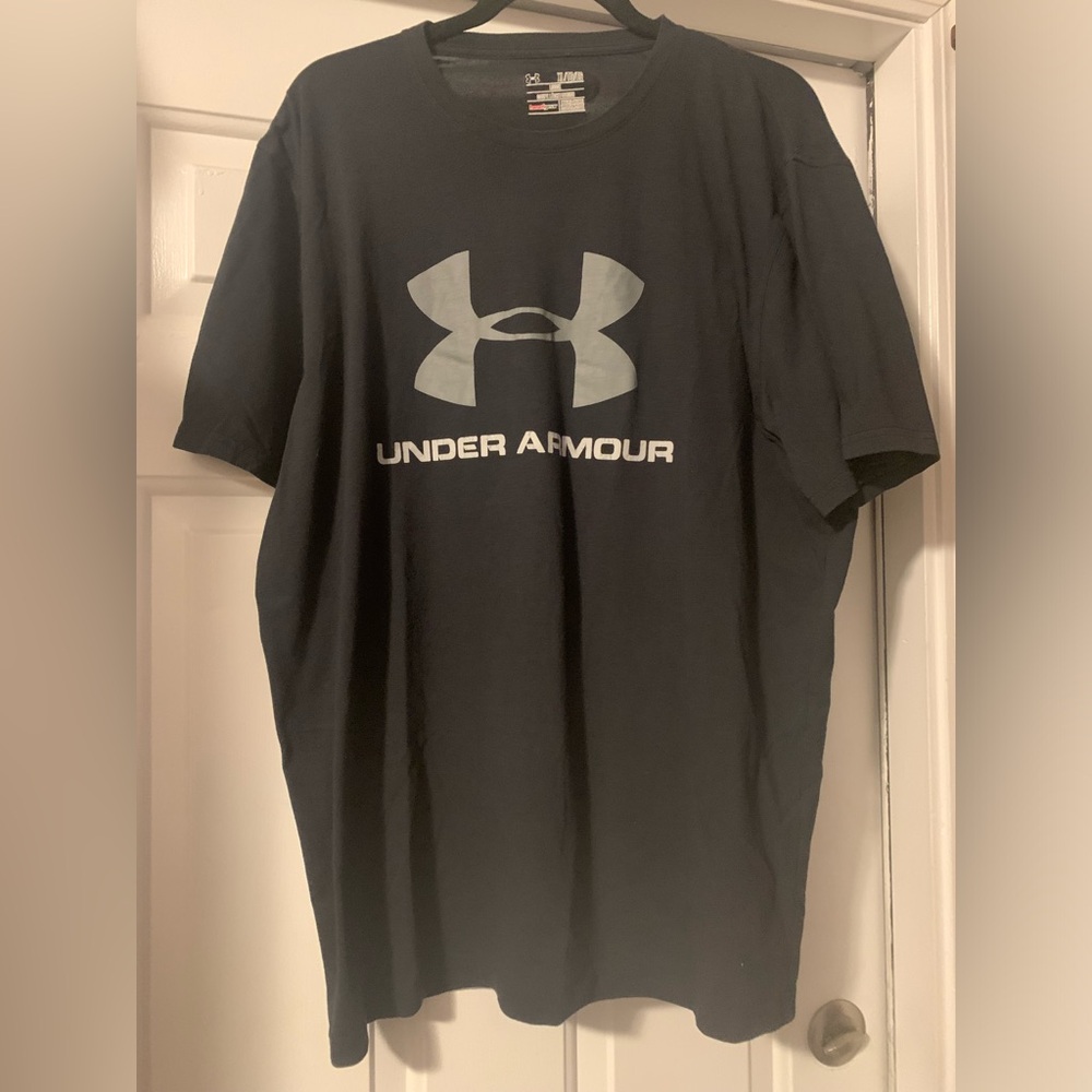 Men’s XL Under Armour black t-shirt